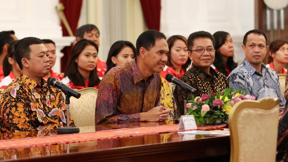 Perbincangan antara petinggi Persatuan Bulutangkis Seluruh Indonesia (PBSI) di Istana Merdeka.